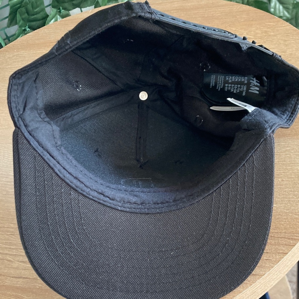 LIKE NEW H&M Black Cap with PS5 Official PlayStation Licensed Logo - Picture 5 of 6